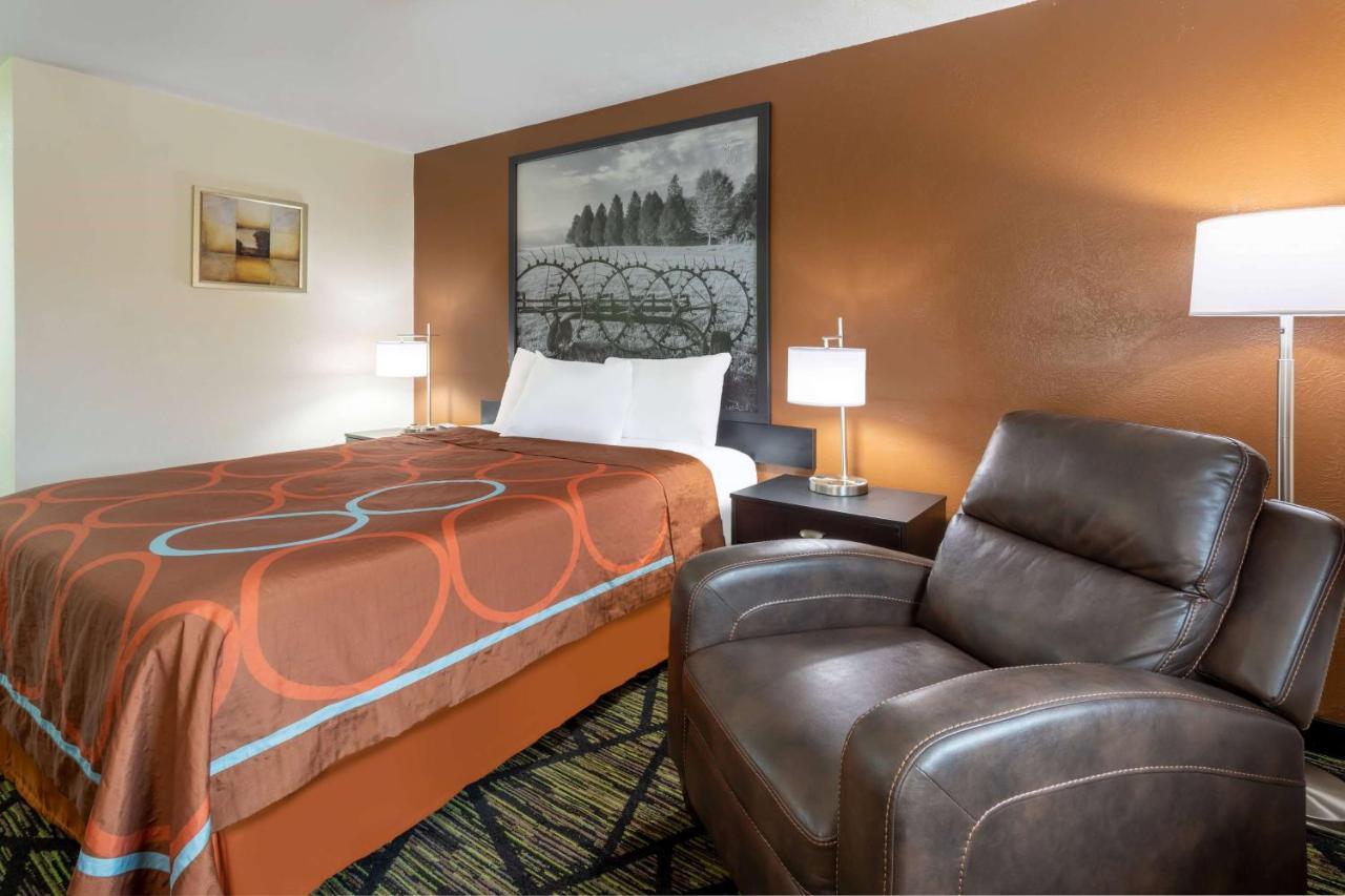 Super 8 By Wyndham Wooster Hotel Exterior photo
